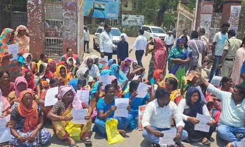Karimnagar में दलित बंधु लाभार्थियों ने दूसरी किस्त के लिए धरना दिया
