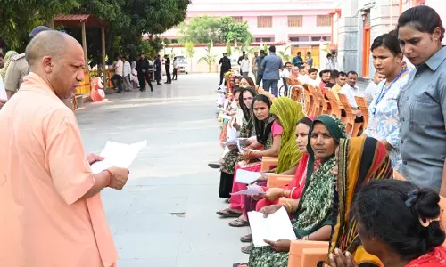 Gorakhpur: सीएम योगी ने जनता दर्शन में सुनीं लोगों की समस्याएं