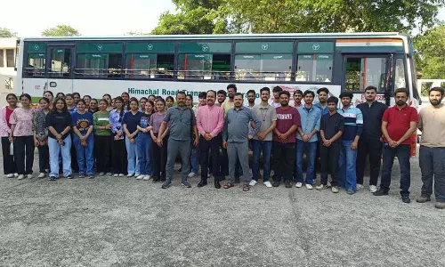 HRTC बस जम्मू-कश्मीर से छात्रों को वापस लेकर आई