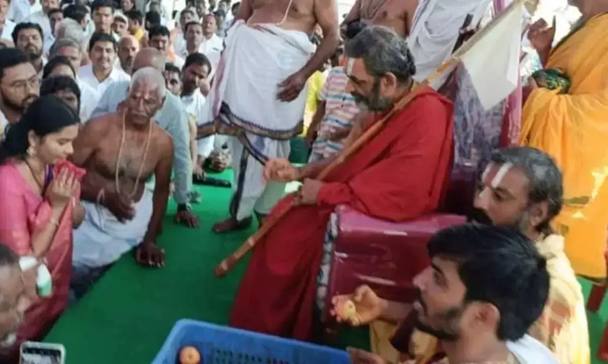 Telangana: सरितम्मा ने कोंडापल्ली में श्री रामलिंगेश्वर स्वामी मंदिर के भव्य उद्घाटन में भाग लिया Telangana: सरितम्मा ने कोंडापल्ली में श्री रामलिंगेश्वर स्वामी मंदिर के भव्य उद्घाटन में भाग लिया