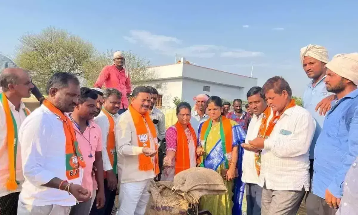 Telangana: भाजपा जिला नेताओं ने लाठीपुरम आईकेपी केंद्र पर सुचारू धान खरीद सुनिश्चित की Telangana: भाजपा जिला नेताओं ने लाठीपुरम आईकेपी केंद्र पर सुचारू धान खरीद सुनिश्चित की