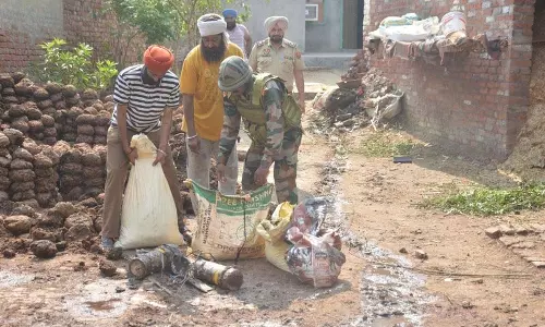 ड्रोन दिखने और विस्फोटकों की आवाजों से Amritsar के लोग चिंतित