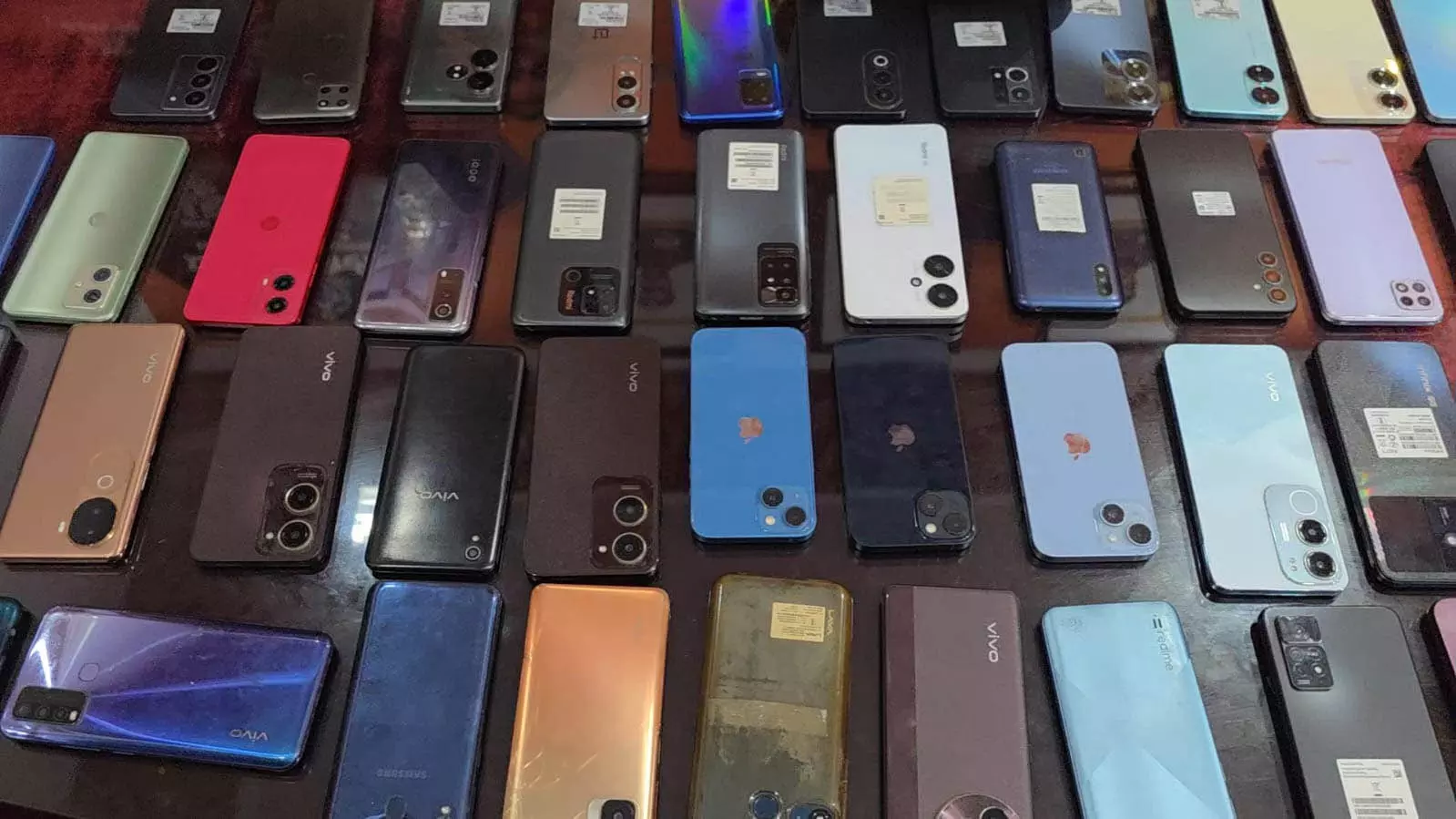 50 से ज्यादा महंगे स्मार्टफोन और आईफोन बरामद, ट्रेनों में Mobile चुराने वाले नेटवर्क का पर्दाफाश हुआ 50 से ज्यादा महंगे स्मार्टफोन और आईफोन बरामद, ट्रेनों में Mobile चुराने वाले नेटवर्क का पर्दाफाश हुआ
