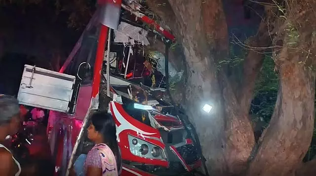 Tamil Nadu : बस के पेड़ से टकराने से 20 लोग घायल Tamil Nadu : बस के पेड़ से टकराने से 20 लोग घायल