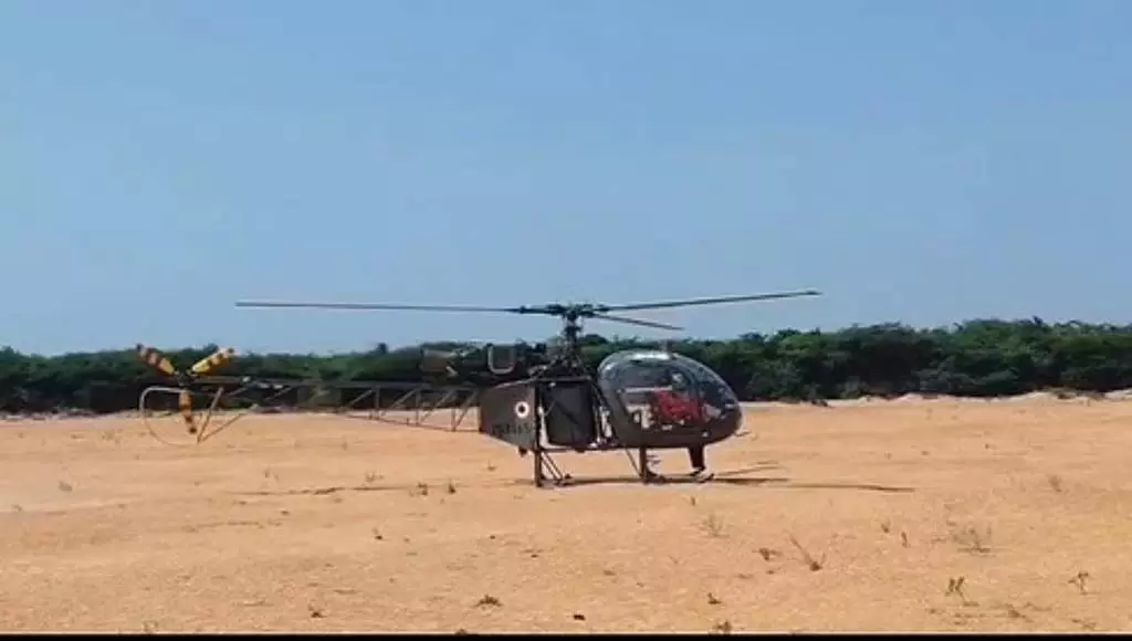 Tamil Nadu : हेलीकाप्टर कोल्लीदम नदी में उतरा Tamil Nadu : हेलीकाप्टर कोल्लीदम नदी में उतरा