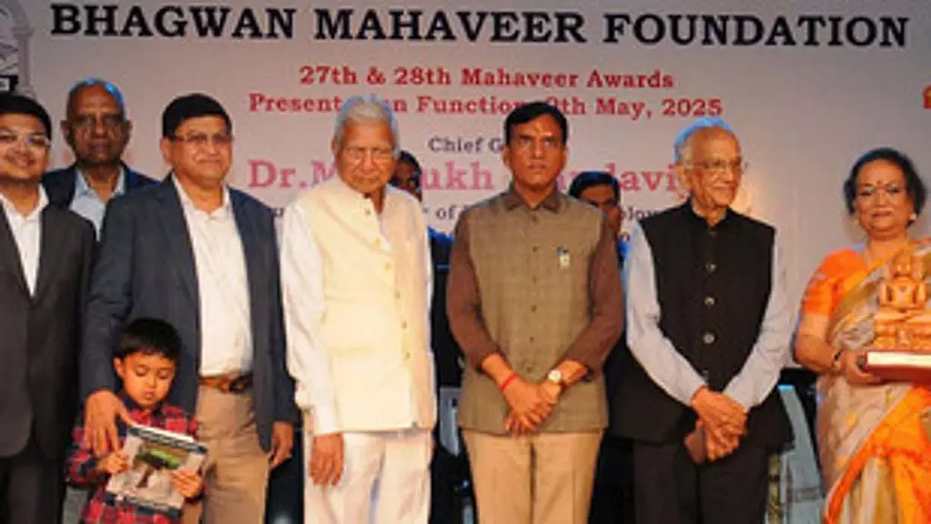 स्वयंसेवकों को महावीर पुरस्कार: केंद्रीय मंत्री मनसुख मंडाविया ने प्रदान किये स्वयंसेवकों को महावीर पुरस्कार: केंद्रीय मंत्री मनसुख मंडाविया ने प्रदान किये