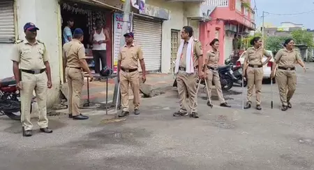 तनाव, दो पक्षों के बीच पथराव में कई लोग घायल, पुलिस पूरी तरह सतर्क तनाव, दो पक्षों के बीच पथराव में कई लोग घायल, पुलिस पूरी तरह सतर्क