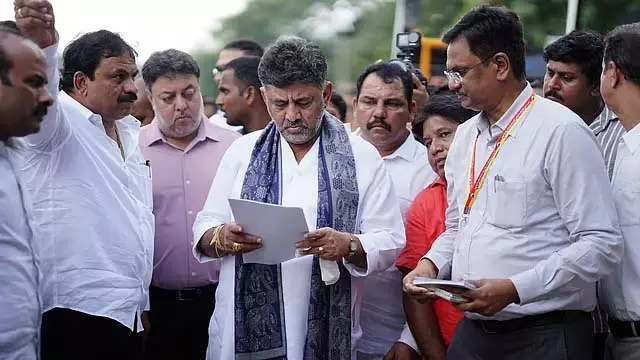 सफेद पुताई वाली सड़कें कम से कम 30 साल तक चलनी चाहिए: डीके शिवकुमार ने अधिकारियों को निर्देश दिया सफेद पुताई वाली सड़कें कम से कम 30 साल तक चलनी चाहिए: डीके शिवकुमार ने अधिकारियों को निर्देश दिया