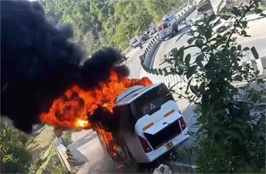 Himachal: कैसे चलती टूरिस्ट बस बनी आग का गोला Himachal: कैसे चलती टूरिस्ट बस बनी आग का गोला