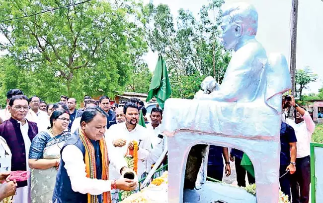 जनजाति में ज्ञान की ज्योति जलाने वाले पंडित रघुनाथ मुर्मू साहित्य जगत में ध्रुव तारा बन गए ; CM Majhi जनजाति में ज्ञान की ज्योति जलाने वाले पंडित रघुनाथ मुर्मू साहित्य जगत में ध्रुव तारा बन गए ; CM Majhi
