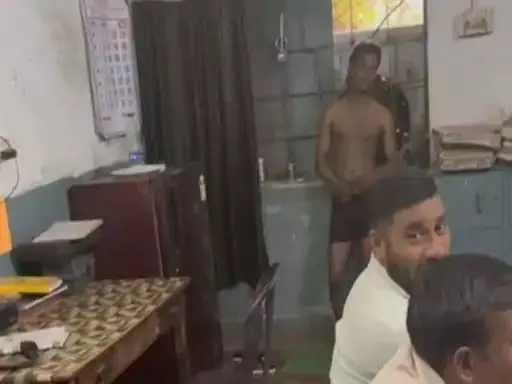 मुर्गे की बलि देने वाला युवक अरेस्ट, पड़ोसी को खत्म करने किया था ये कांड मुर्गे की बलि देने वाला युवक अरेस्ट, पड़ोसी को खत्म करने किया था ये कांड
