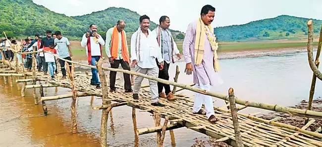 Odisha : नदी घाटों पर पुल निर्माण की मांग को लेकर एक विशाल बैठक की Odisha : नदी घाटों पर पुल निर्माण की मांग को लेकर एक विशाल बैठक की