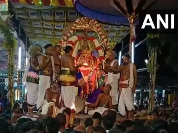गरुड़ वाहनम जुलूस के लिए Kanchipuram के वरदराजा पेरुमल मंदिर में उमड़ी श्रद्धालुओं की भीड़ गरुड़ वाहनम जुलूस के लिए Kanchipuram के वरदराजा पेरुमल मंदिर में उमड़ी श्रद्धालुओं की भीड़