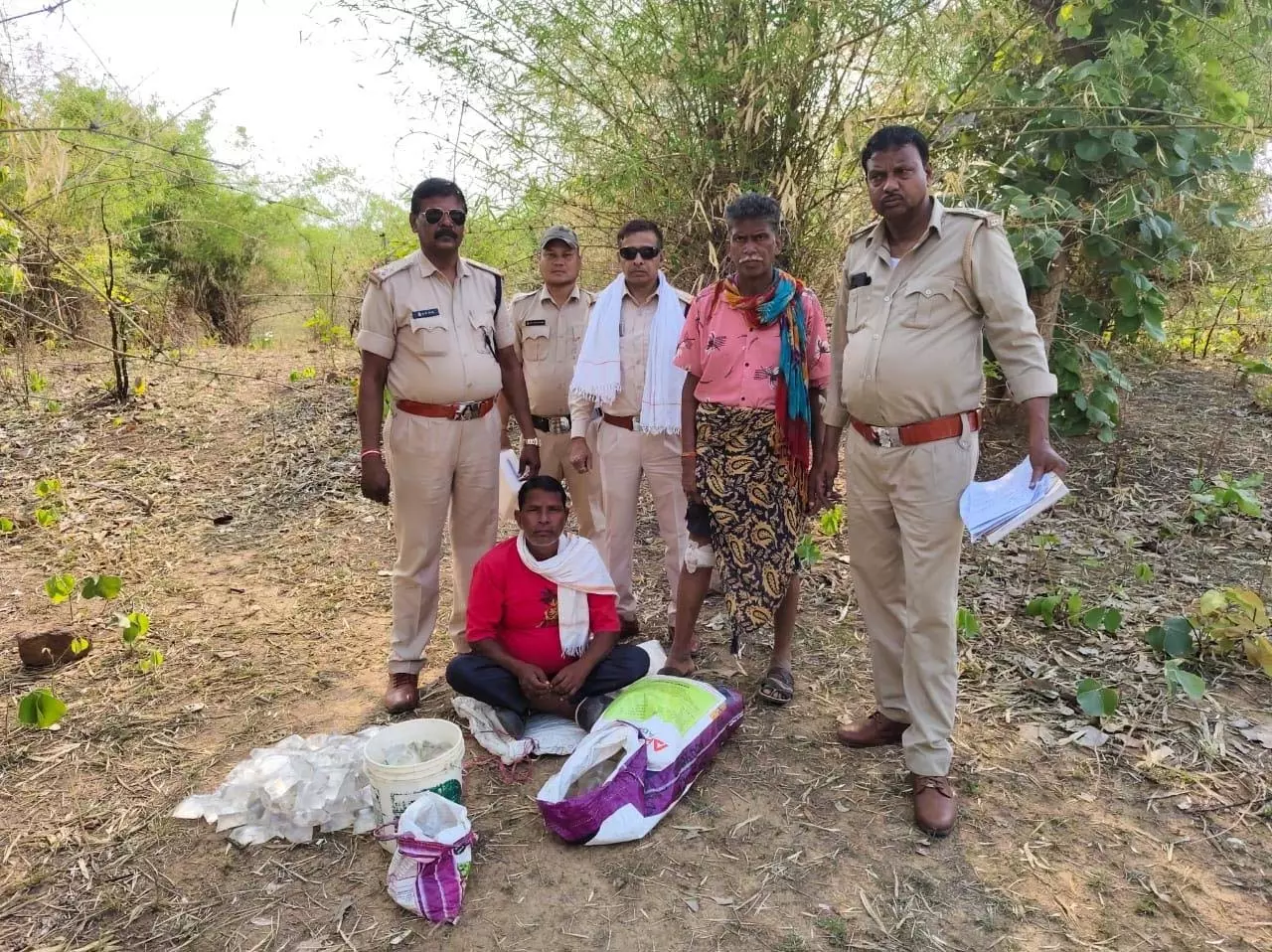 आबकारी विभाग ने महासमुंद में महुआ शराब बनाने की भट्टी किया ध्वस्त आबकारी विभाग ने महासमुंद में महुआ शराब बनाने की भट्टी किया ध्वस्त