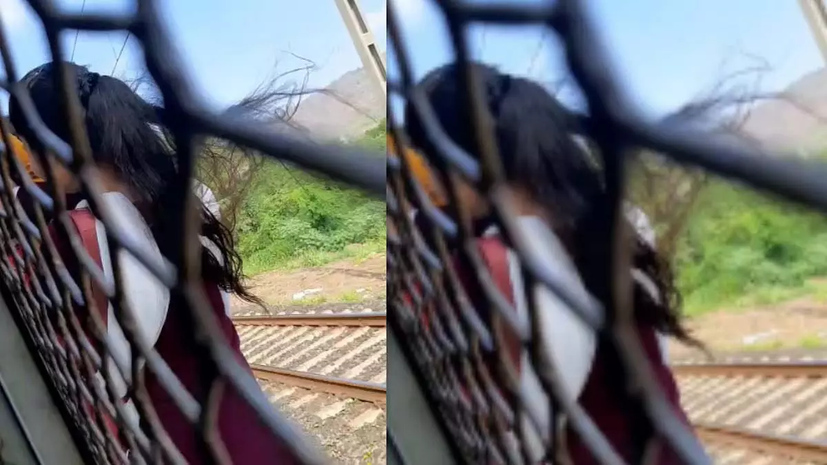 Mumbai : भीड़भाड़ वाले डिब्बे से लटकी महिलाओं का वीडियो वायरल, सुरक्षा को लेकर नाराजगी Mumbai : भीड़भाड़ वाले डिब्बे से लटकी महिलाओं का वीडियो वायरल, सुरक्षा को लेकर नाराजगी