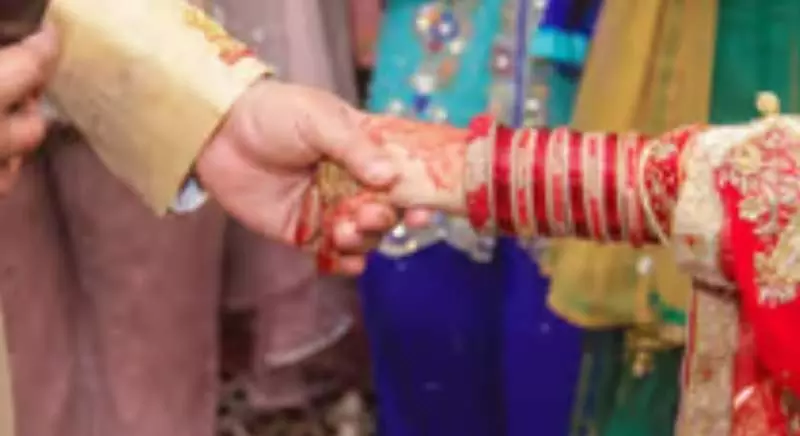 Moradabad: छठे दिन ही टूटा विवाह का बंधन, प्रेमी संग नकदी-जेवर लेकर भागी पत्नी Moradabad: छठे दिन ही टूटा विवाह का बंधन, प्रेमी संग नकदी-जेवर लेकर भागी पत्नी