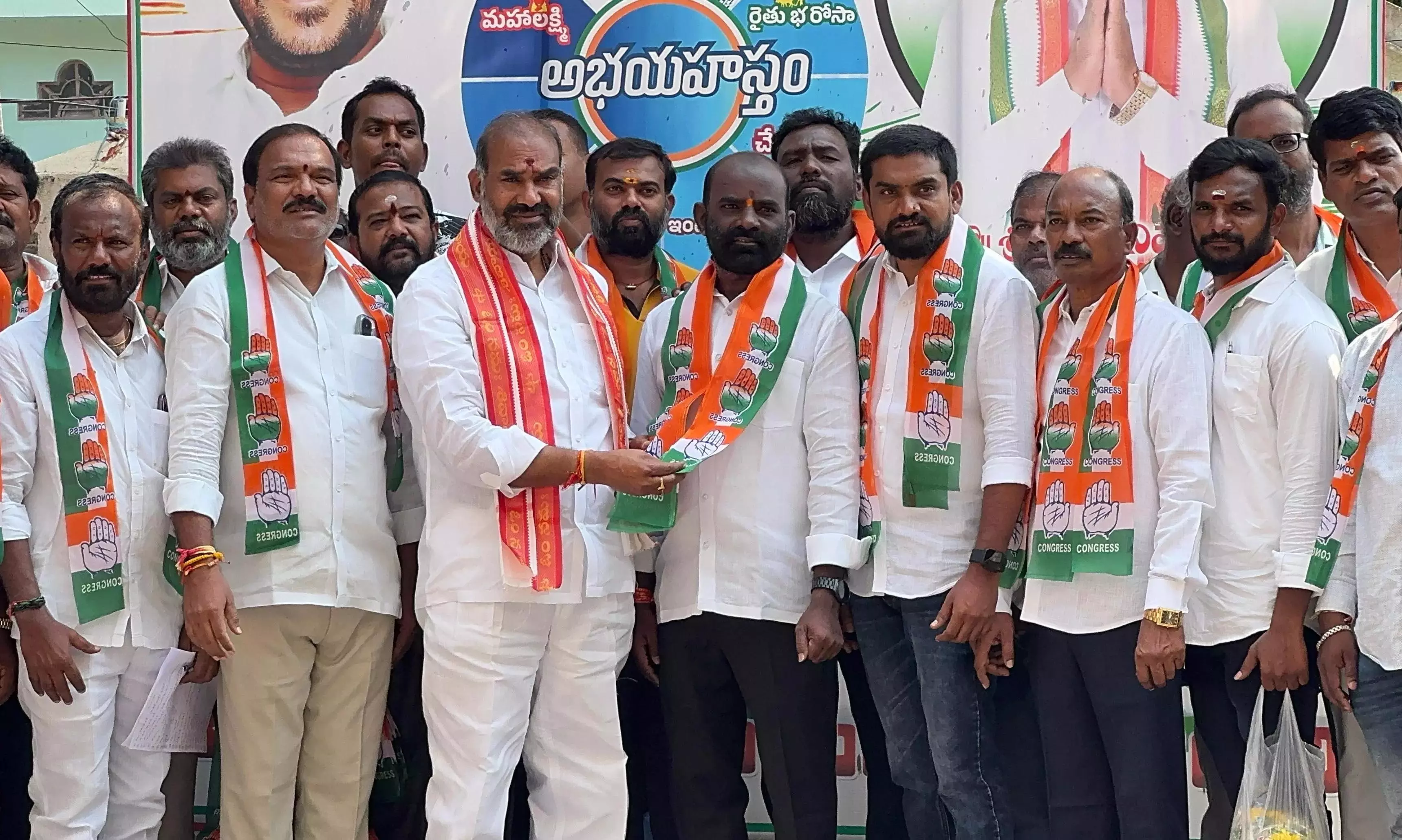 Telangana: कल्याणकारी योजनाओं को गति मिलने पर विपक्षी नेता कांग्रेस में शामिल हुए Telangana: कल्याणकारी योजनाओं को गति मिलने पर विपक्षी नेता कांग्रेस में शामिल हुए