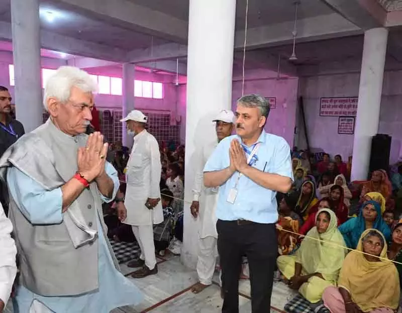 LG Manoj Sinha ने पाक गोलाबारी में मारे गए नागरिक के परिजनों से मुलाकात की LG Manoj Sinha ने पाक गोलाबारी में मारे गए नागरिक के परिजनों से मुलाकात की