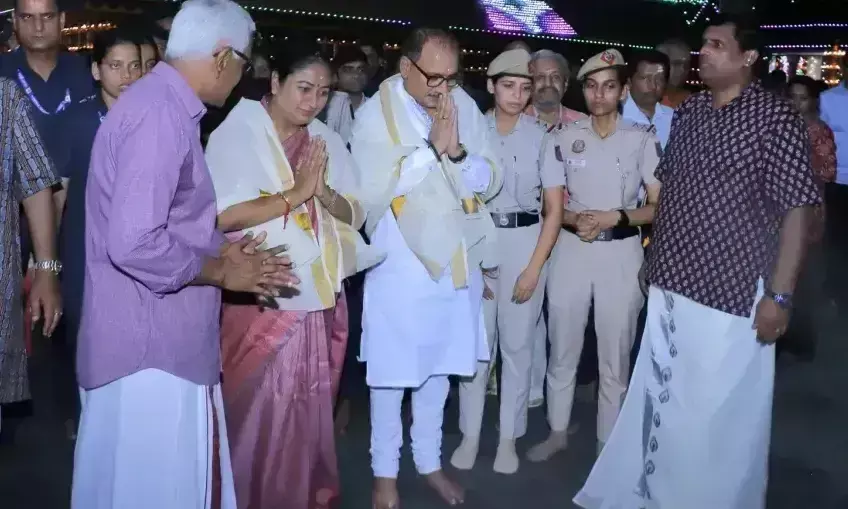 New Delhi: गुरुवायूरप्पन मंदिर का 36वां वार्षिक उत्सव, भाजपा अध्यक्ष और सीएम रेखा रहे मौजूद New Delhi: गुरुवायूरप्पन मंदिर का 36वां वार्षिक उत्सव, भाजपा अध्यक्ष और सीएम रेखा रहे मौजूद
