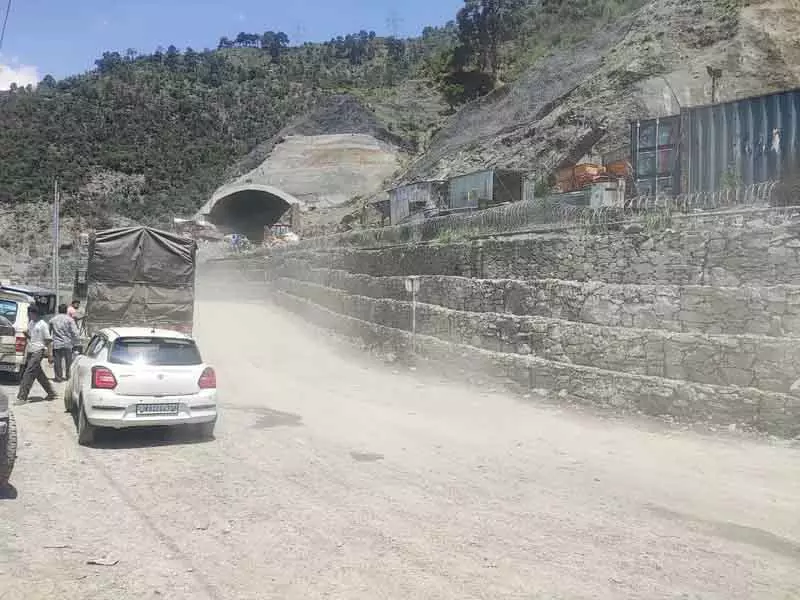Srinagar-Jammu राजमार्ग हल्के वाहनों के लिए पुनः खुला Srinagar-Jammu राजमार्ग हल्के वाहनों के लिए पुनः खुला