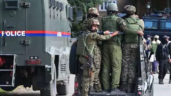 लश्कर आतंकवादी मारा गया, और 2 से 3 आतंकियों के छिपे होने की आशंका लश्कर आतंकवादी मारा गया, और 2 से 3 आतंकियों के छिपे होने की आशंका