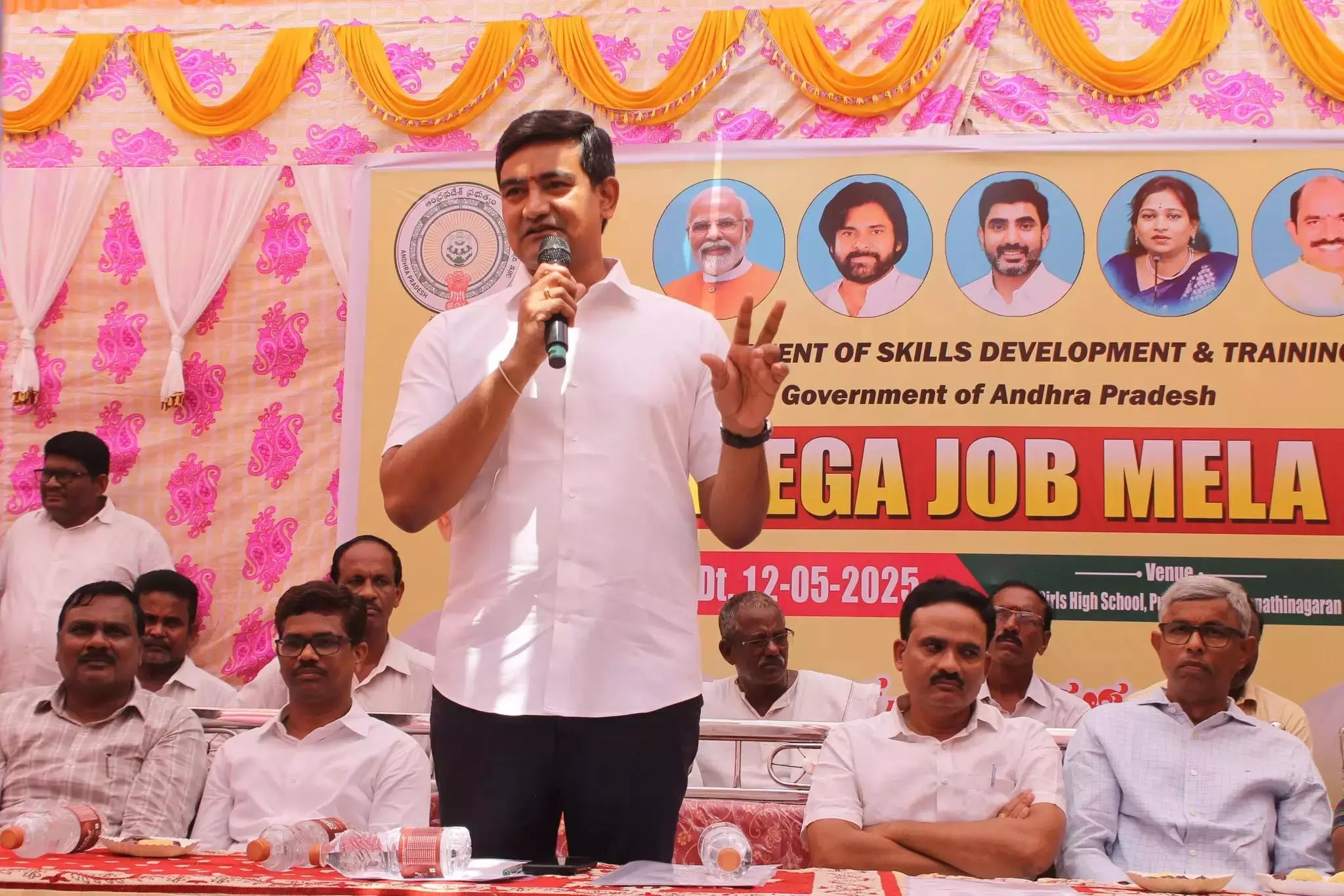 आंध्र का लक्ष्य 20 लाख नौकरियां पैदा करना है: Minister Srinivas आंध्र का लक्ष्य 20 लाख नौकरियां पैदा करना है: Minister Srinivas