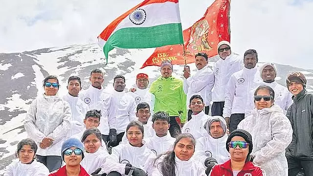 हिमालय पर चढ़ने वाले हाथियों के बच्चे: माउंट कुवारी दर्रे पर चढ़कर ऐतिहासिक उपलब्धि हिमालय पर चढ़ने वाले हाथियों के बच्चे: माउंट कुवारी दर्रे पर चढ़कर ऐतिहासिक उपलब्धि