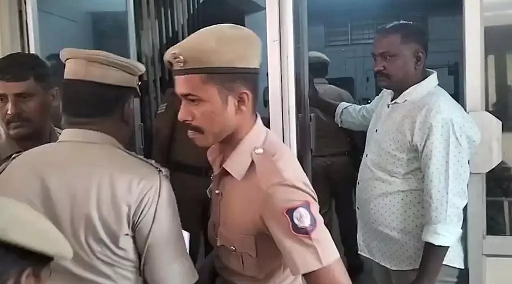 पोलाची सेक्स केस: गिरफ्तार सभी 9 लोग अदालत में पेश पोलाची सेक्स केस: गिरफ्तार सभी 9 लोग अदालत में पेश