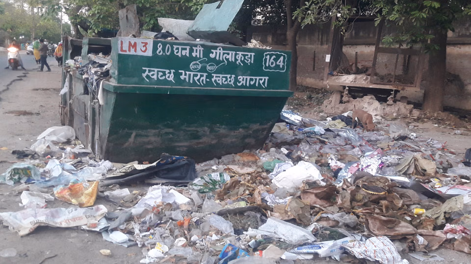 Bareilly: कूड़ा कलेक्शन में 12 करोड़ का घोटाला, पार्षदों ने की जांच की मांग Bareilly: कूड़ा कलेक्शन में 12 करोड़ का घोटाला, पार्षदों ने की जांच की मांग