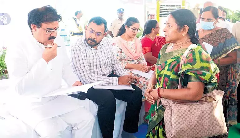 Andhra के मंत्री नादेंदला ने 213 जन शिकायतों को हल करने का संकल्प लिया Andhra के मंत्री नादेंदला ने 213 जन शिकायतों को हल करने का संकल्प लिया