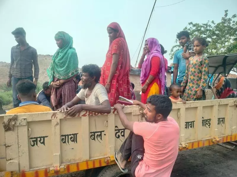Haryana : हांसी में 39 अवैध बांग्लादेशी नागरिक गिरफ्तार Haryana : हांसी में 39 अवैध बांग्लादेशी नागरिक गिरफ्तार