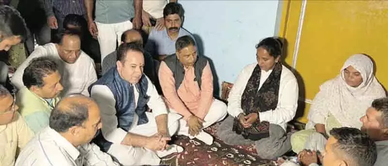 Jammu भाजपा नेताओं ने शहीद जवानों और नागरिकों के परिजनों से मुलाकात की Jammu भाजपा नेताओं ने शहीद जवानों और नागरिकों के परिजनों से मुलाकात की