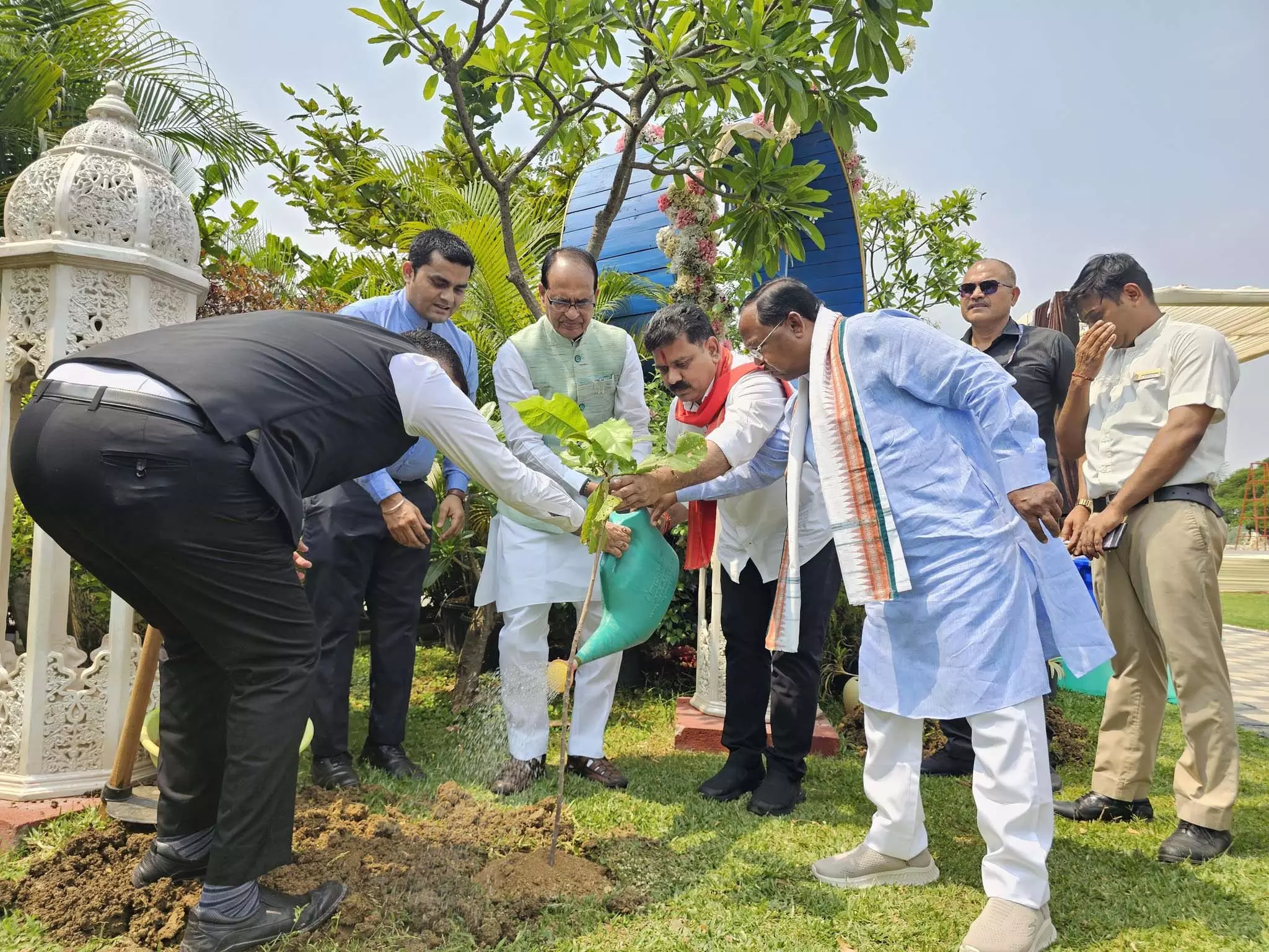 केंद्रीय कृषि मंत्री शिवराज सिंह चौहान ने नवा रायपुर में किया वृक्षारोपण केंद्रीय कृषि मंत्री शिवराज सिंह चौहान ने नवा रायपुर में किया वृक्षारोपण
