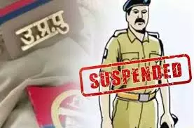 Lucknow: गांजा बिकते हुए वायरल वीडियो ने मचाया हंगामा, इंस्पेक्टर और चौकी प्रभारी निलंबित Lucknow: गांजा बिकते हुए वायरल वीडियो ने मचाया हंगामा, इंस्पेक्टर और चौकी प्रभारी निलंबित