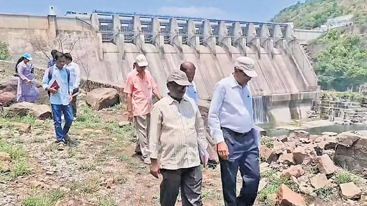Srisailam बांध की संरचनात्मक सुरक्षा को तत्काल कोई खतरा नहीं: सी.डी.ओ. Srisailam बांध की संरचनात्मक सुरक्षा को तत्काल कोई खतरा नहीं: सी.डी.ओ.