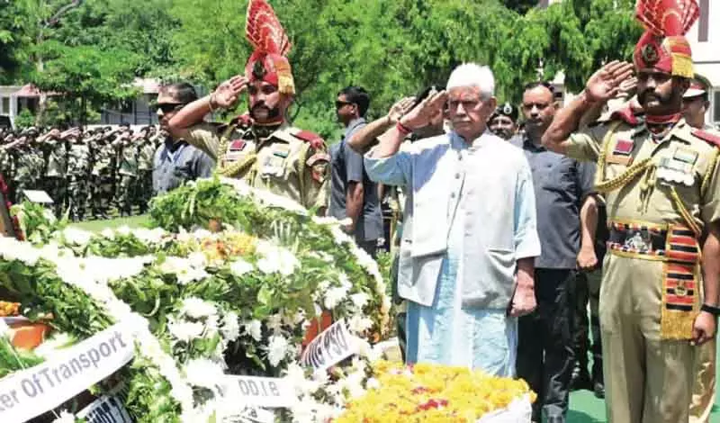 एलजी सिन्हा ने बीएसएफ कर्मियों को श्रद्धांजलि दी एलजी सिन्हा ने बीएसएफ कर्मियों को श्रद्धांजलि दी