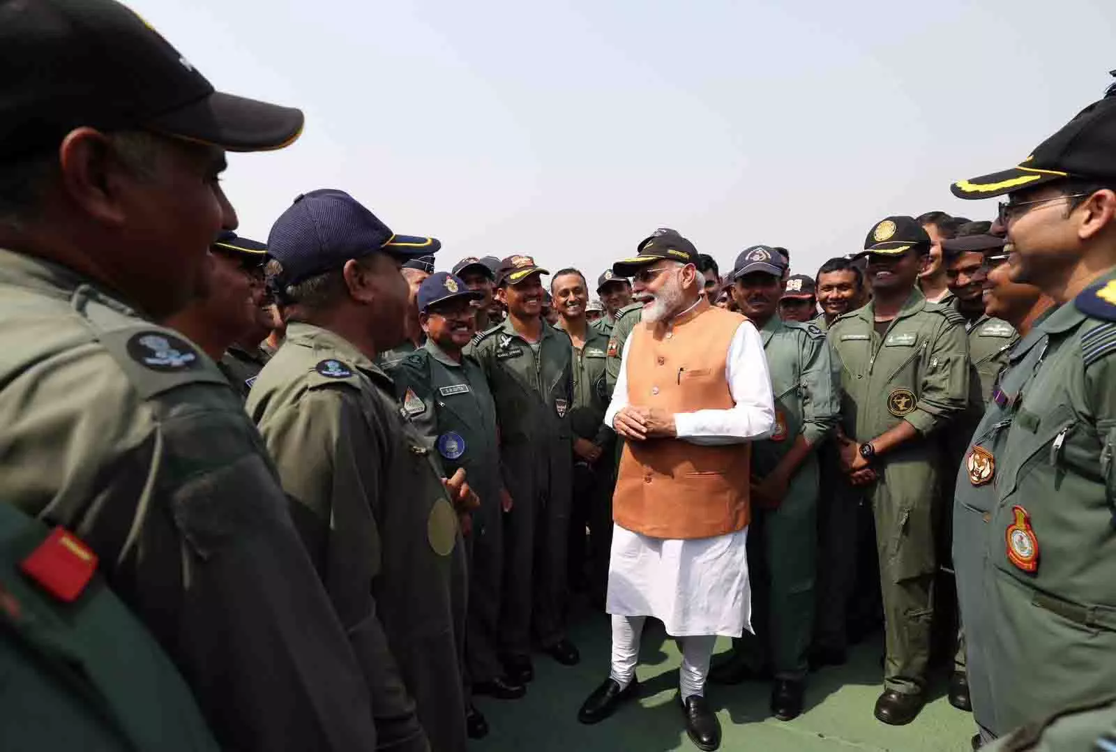 एयरबेस पहुंचे प्रधानमंत्री नरेंद्र मोदी, जवानों से मिले PM एयरबेस पहुंचे प्रधानमंत्री नरेंद्र मोदी, जवानों से मिले PM