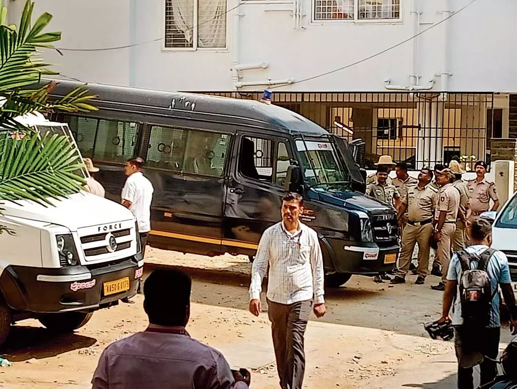 बंदूक की नोक पर डकैती; मल्लेश्वरम के एक पब से ₹60,000 लूटकर फरार हो गए बंदूक की नोक पर डकैती; मल्लेश्वरम के एक पब से ₹60,000 लूटकर फरार हो गए