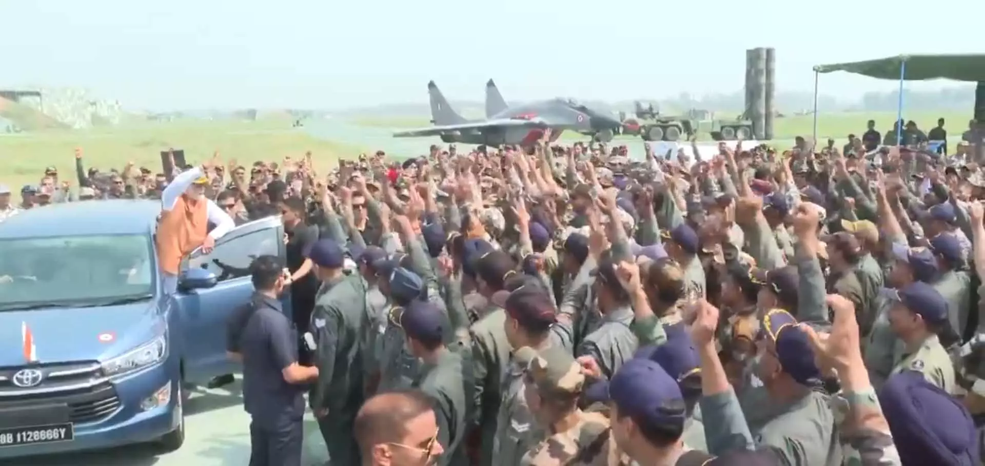 प्रधानमंत्री नरेंद्र मोदी का VIDEO, ऑपरेशन सिंदूर में शामिल फाइटर्स से मिले प्रधानमंत्री नरेंद्र मोदी का VIDEO, ऑपरेशन सिंदूर में शामिल फाइटर्स से मिले