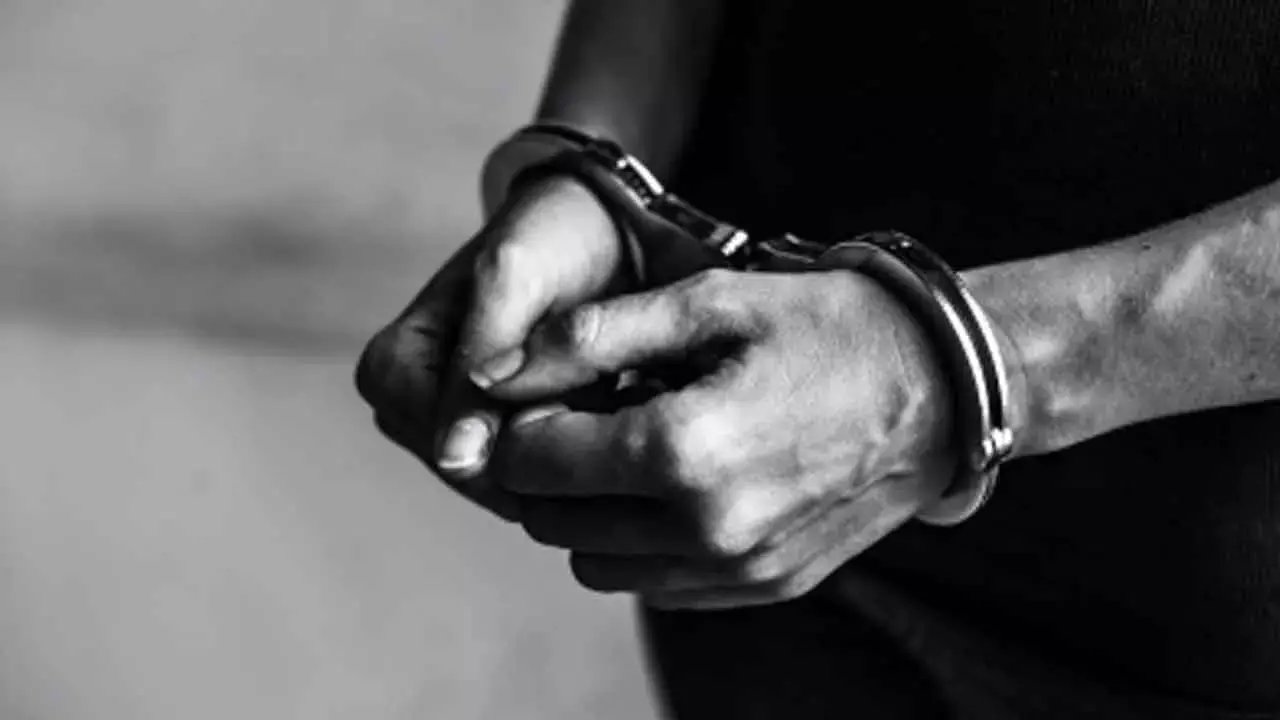 Karnataka: नकाबपोश बाइक सवारों ने मछली पकड़ने वाले ट्रक पर हमला किया, तीन गिरफ्तार Karnataka: नकाबपोश बाइक सवारों ने मछली पकड़ने वाले ट्रक पर हमला किया, तीन गिरफ्तार