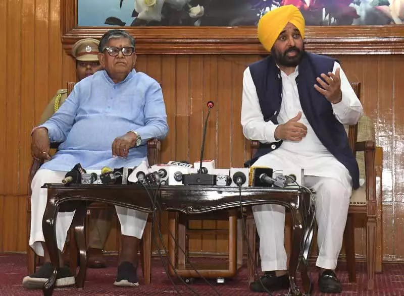 Punjab के नेता केंद्र से विशेष आर्थिक पैकेज की मांग को लेकर एकजुट हुए Punjab के नेता केंद्र से विशेष आर्थिक पैकेज की मांग को लेकर एकजुट हुए