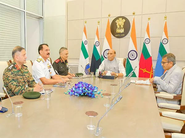 राजनाथ सिंह ने रक्षा सचिव, CDS, नौसेना और सेना प्रमुखों के साथ उच्च स्तरीय बैठक की राजनाथ सिंह ने रक्षा सचिव, CDS, नौसेना और सेना प्रमुखों के साथ उच्च स्तरीय बैठक की
