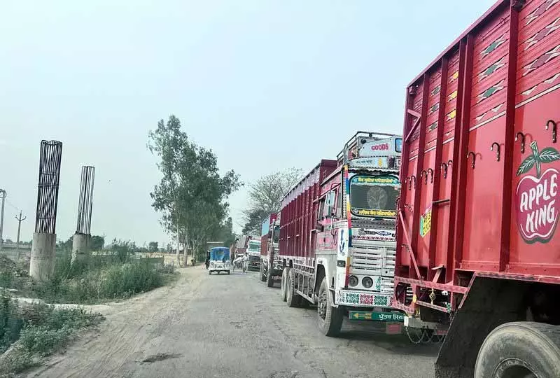 गोदाम के बाहर खड़े ट्रकों के कारण Chhaherta-Dhand रोड पर यातायात व्यवस्था चरमरा गई गोदाम के बाहर खड़े ट्रकों के कारण Chhaherta-Dhand रोड पर यातायात व्यवस्था चरमरा गई