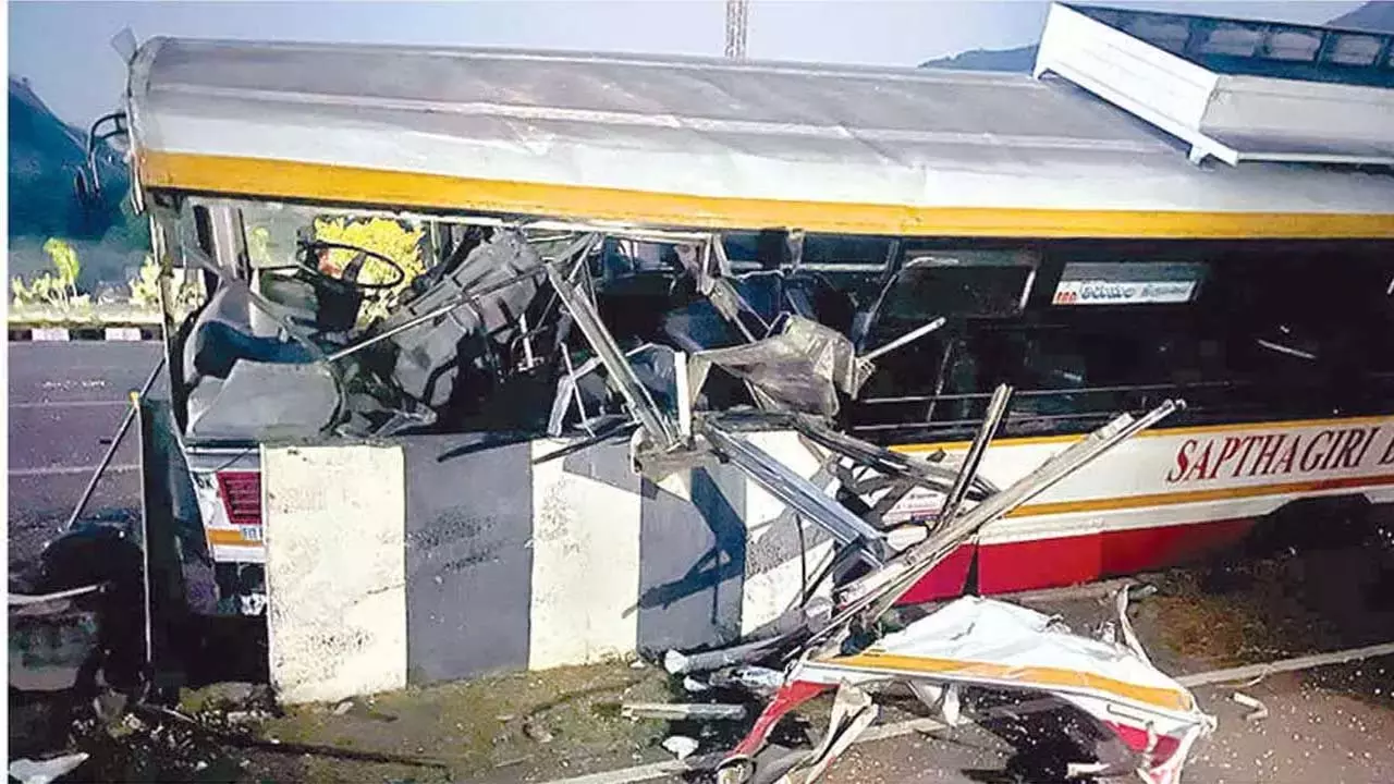 RTC bus के डिवाइडर से टकराने से 30 लोग घायल RTC bus के डिवाइडर से टकराने से 30 लोग घायल