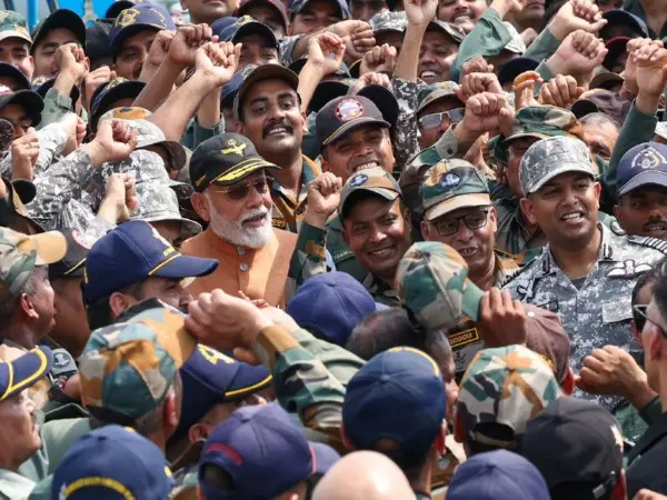 PM Modi ने आदमपुर एयरबेस का दौरा किया, वायु योद्धाओं से बातचीत की PM Modi ने आदमपुर एयरबेस का दौरा किया, वायु योद्धाओं से बातचीत की