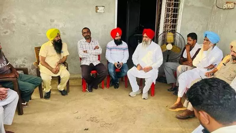 Tarn Taran के सीमावर्ती गांव के निवासियों ने पुनर्वास के लिए जमीन की मांग की Tarn Taran के सीमावर्ती गांव के निवासियों ने पुनर्वास के लिए जमीन की मांग की