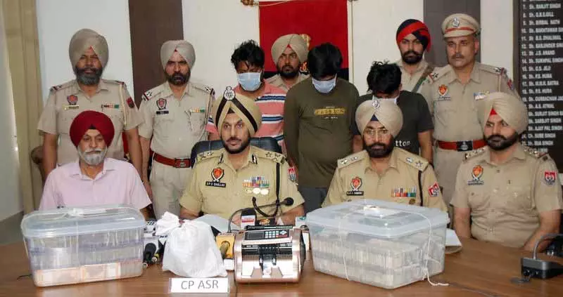Punjab: तुर्की स्थित तस्कर द्वारा समर्थित नार्को-हवाला गिरोह का भंडाफोड़ Punjab: तुर्की स्थित तस्कर द्वारा समर्थित नार्को-हवाला गिरोह का भंडाफोड़