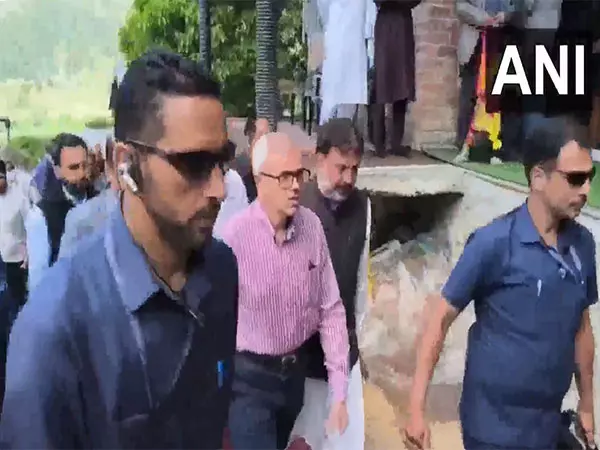 मुख्यमंत्री ने Kupwara में पाकिस्तानी गोलाबारी से प्रभावित क्षेत्र का दौरा किया मुख्यमंत्री ने Kupwara में पाकिस्तानी गोलाबारी से प्रभावित क्षेत्र का दौरा किया