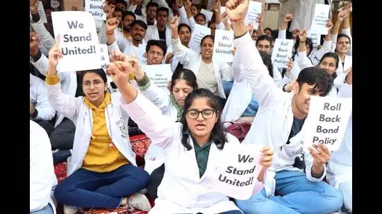 Mumbai में मेडिकल इंटर्न्स का बांड सेवा के खिलाफ मोर्चा Mumbai में मेडिकल इंटर्न्स का बांड सेवा के खिलाफ मोर्चा