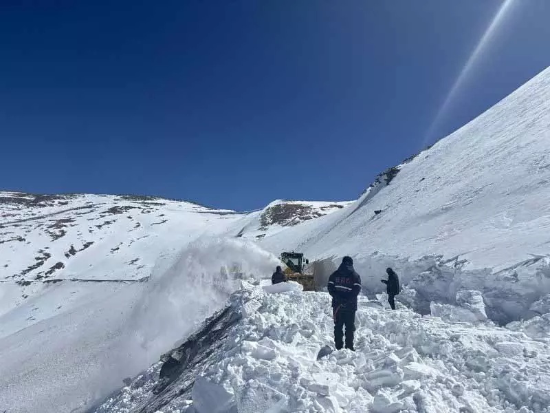 BRO द्वारा बर्फ हटाने के बाद लेह-मनाली राष्ट्रीय राजमार्ग यातायात के लिए खुला BRO द्वारा बर्फ हटाने के बाद लेह-मनाली राष्ट्रीय राजमार्ग यातायात के लिए खुला